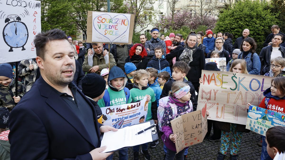 Rodiče spádových dětí v Karlíně protestovali proti losování při zápisu do prvních tříd