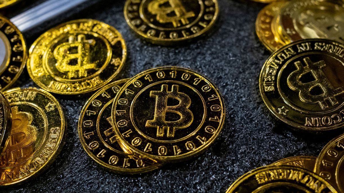 Muž vkládal do bitcoinmatu 800 tisíc z úvěru. Zasáhla policie