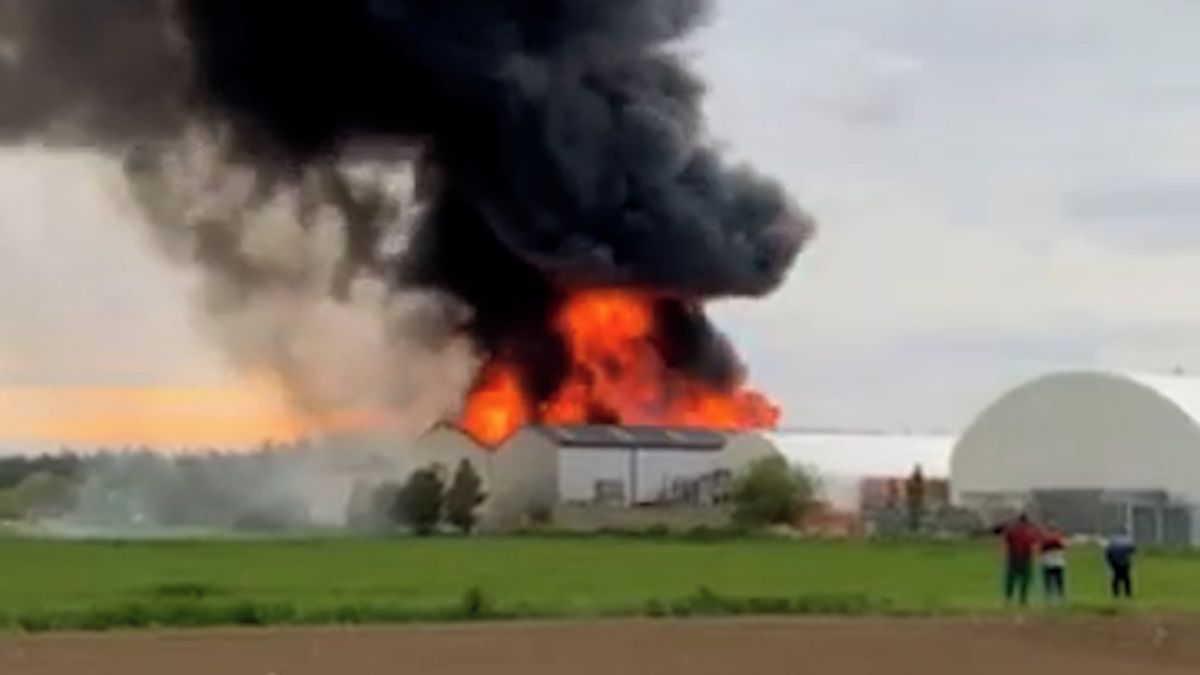 Sklad firmy u Prahy zasáhl mohutný požár, dým je vidět ze širokého okolí