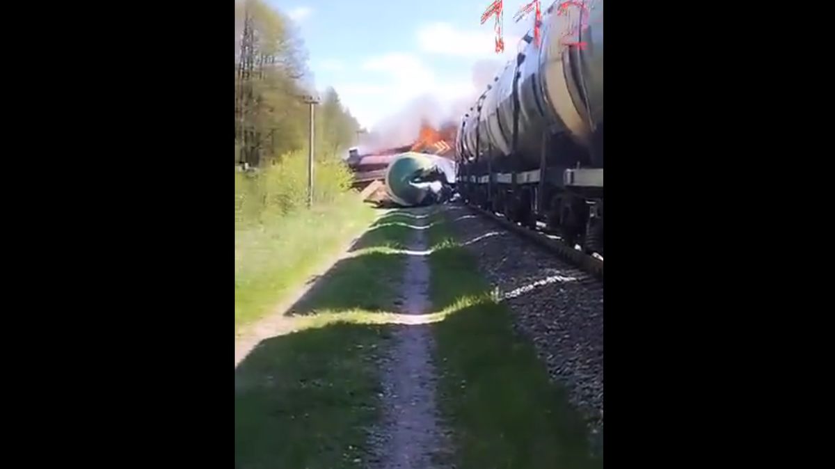 V Rusku vykolejil nákladní vlak s palivem, najel na výbušninu