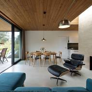 Dvě prostřední pole velkého čtyřdílného okna se dají odsunout a vytvoří tím průchod o šířce 3 m.