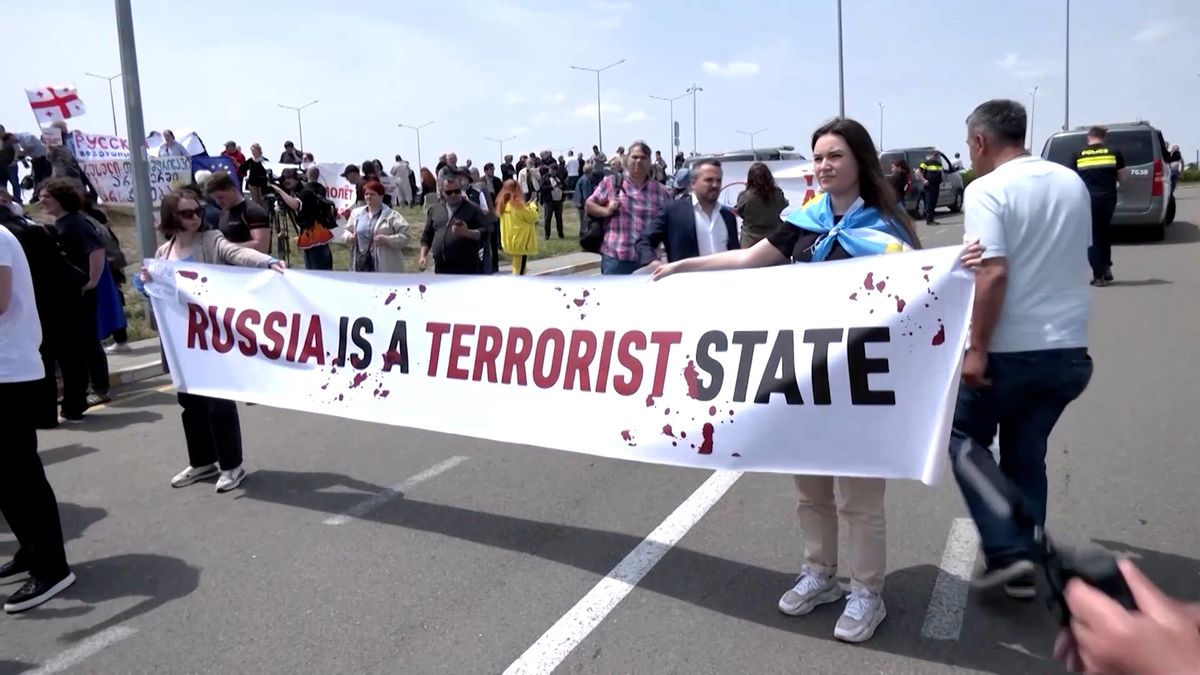 Nejste vítáni. Na ruské letadlo v Tbilisi čekali demonstranti