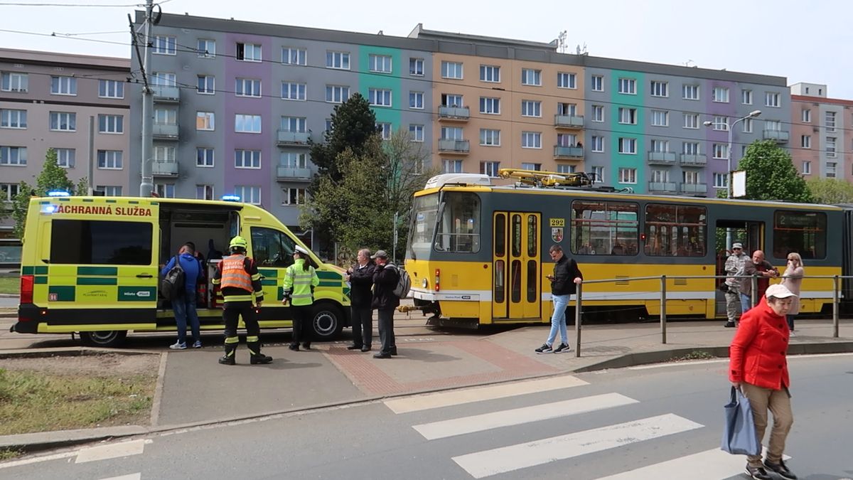 Žena v Plzni spadla mezi vozy rozjíždějící se tramvajové soupravy