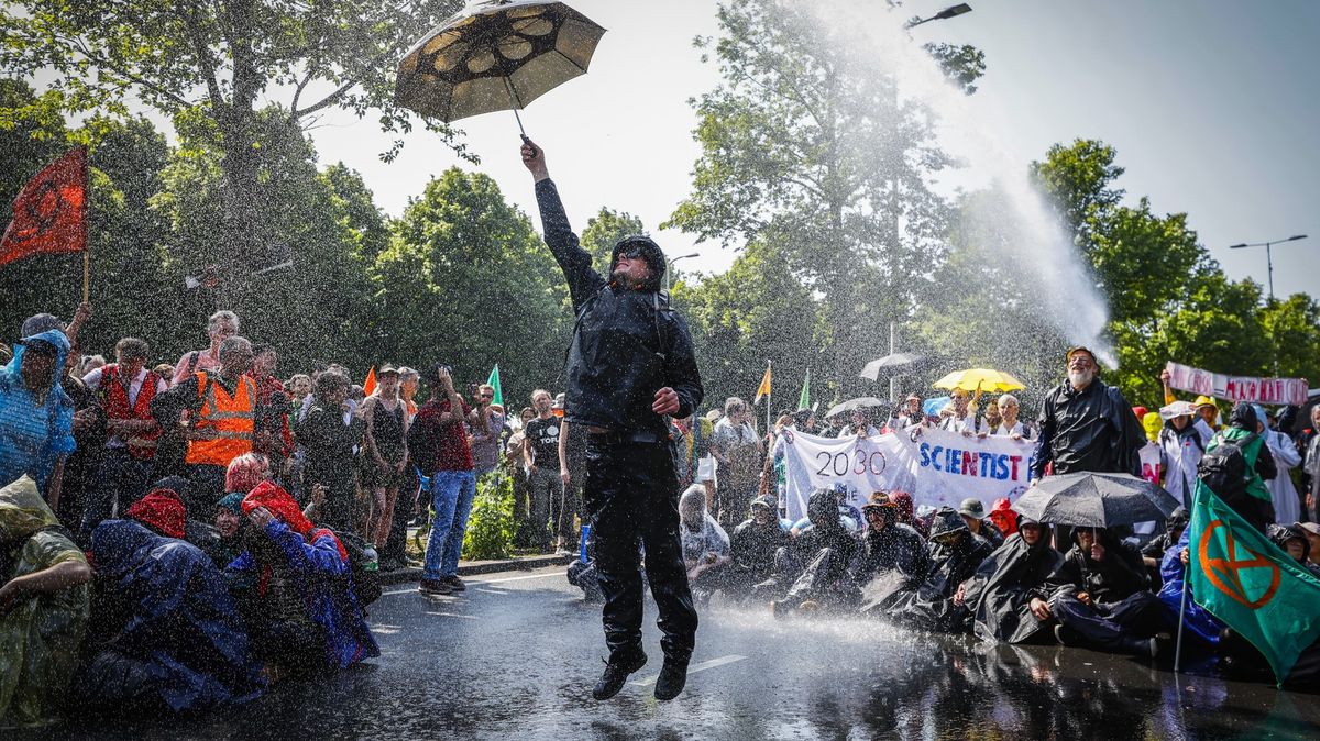 Policie v Haagu zadržela tisíc aktivistů. Už posedmé zablokovali dálnici
