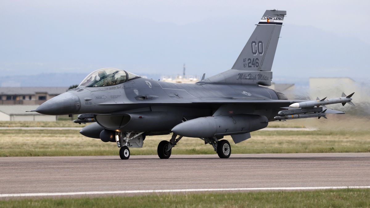 Výcvik ukrajinských pilotů na F-16 již začal, tvrdí Borrell