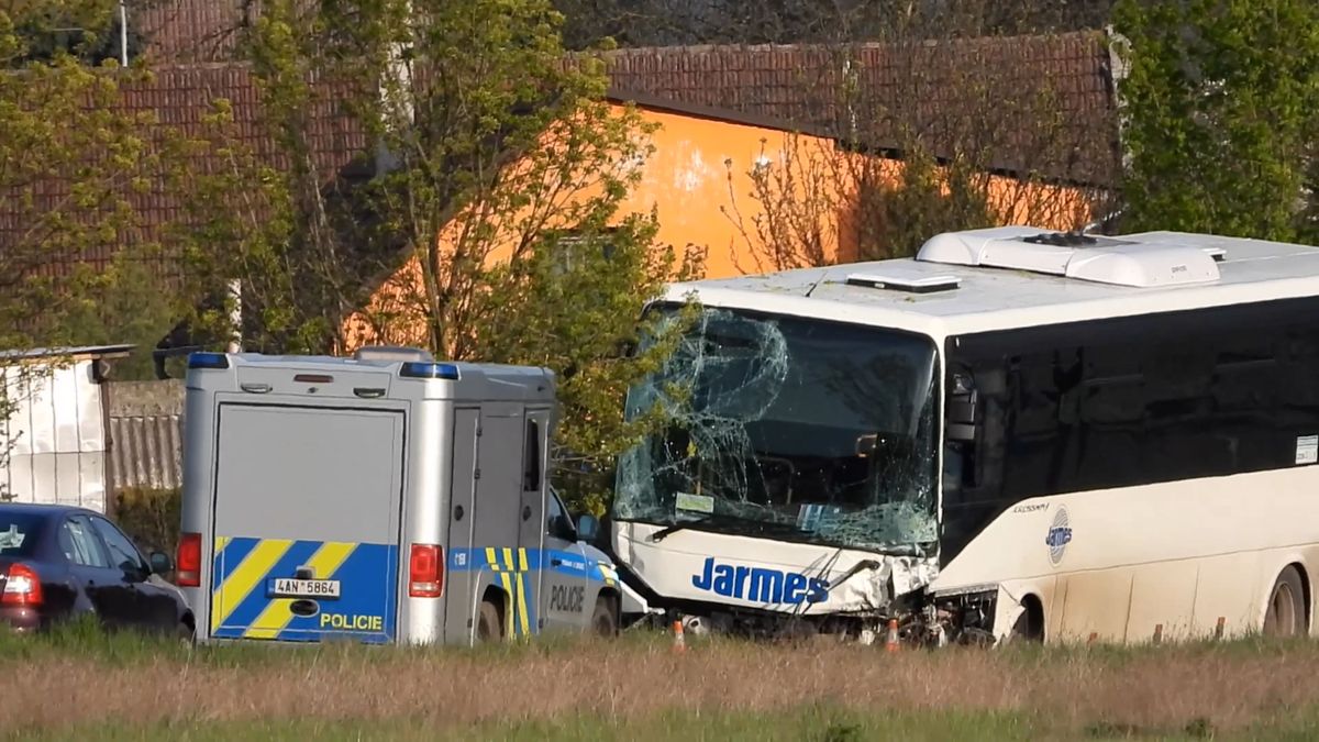 Řidič auta zemřel na Mělnicku po střetu s autobusem