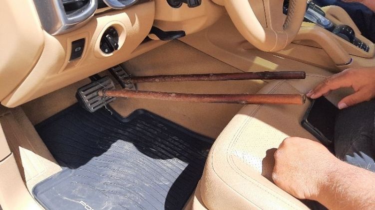 Maďarští policisté zastavili beznohého řidiče, který mačkal pedály hůlkami. Prý to dělá už 30 let