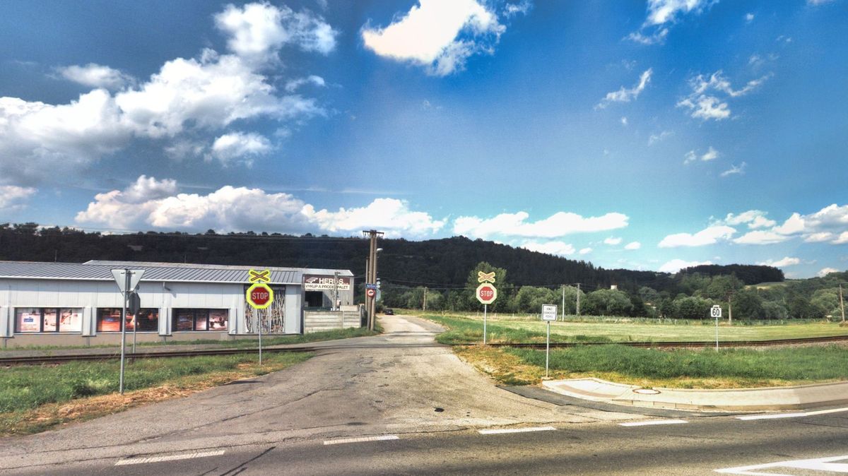 Po střetu vlaku s autem na Zlínsku jeden zraněný