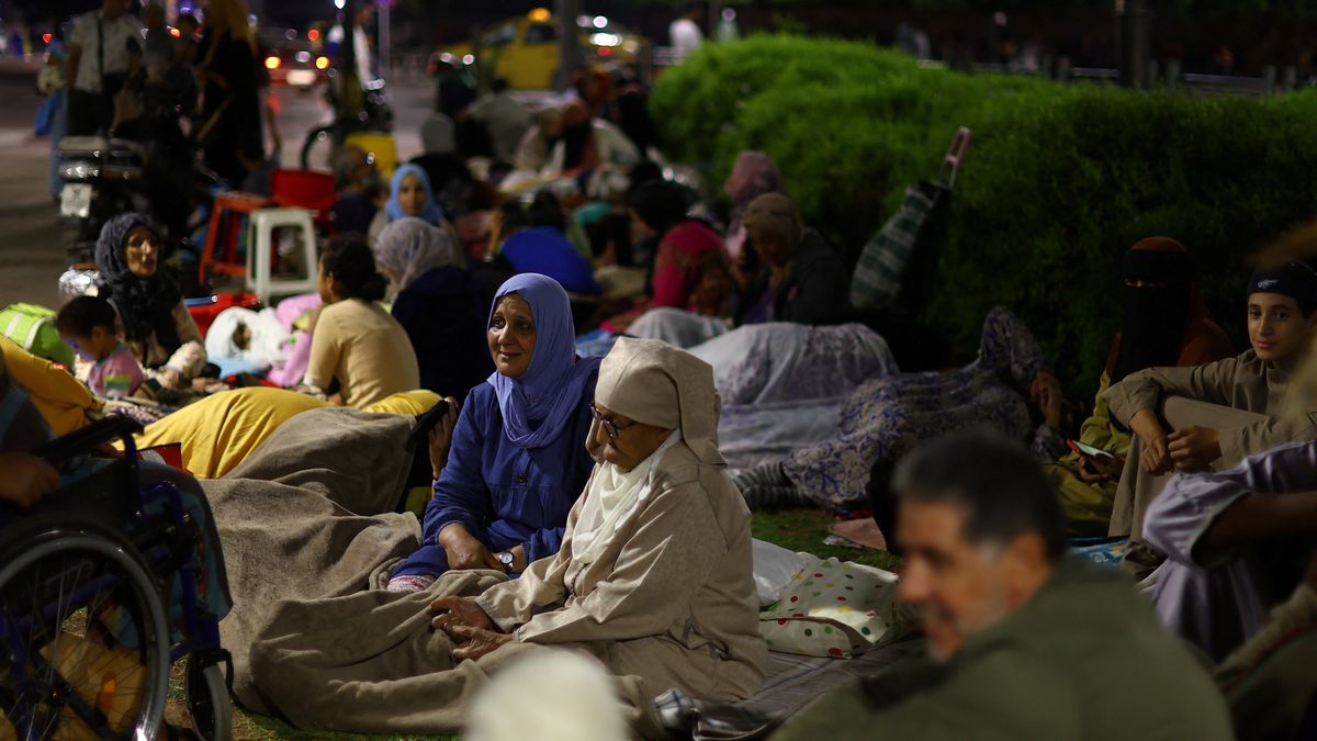 Moroccans sleep on the streets, tourists leave en masse
