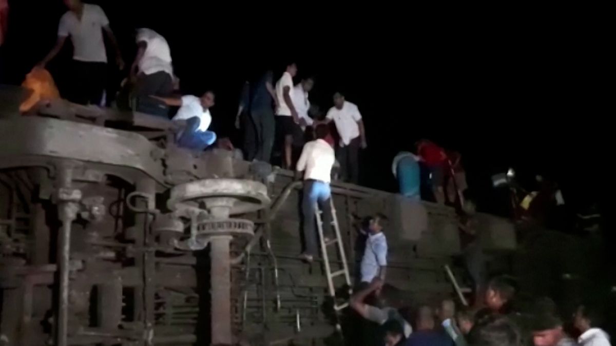 Počet obětí tragédie na indické železnici stoupl na 288, nejvíce v tomto století