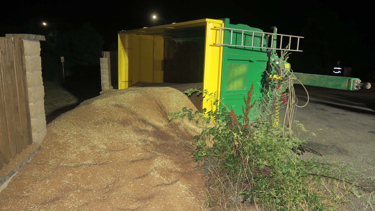Opilý traktorista převrátil vlečku s pšenicí