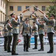 Slovenské jednotky předvedly precizní manipulaci se zbraní do přesně nacvičené choreografie