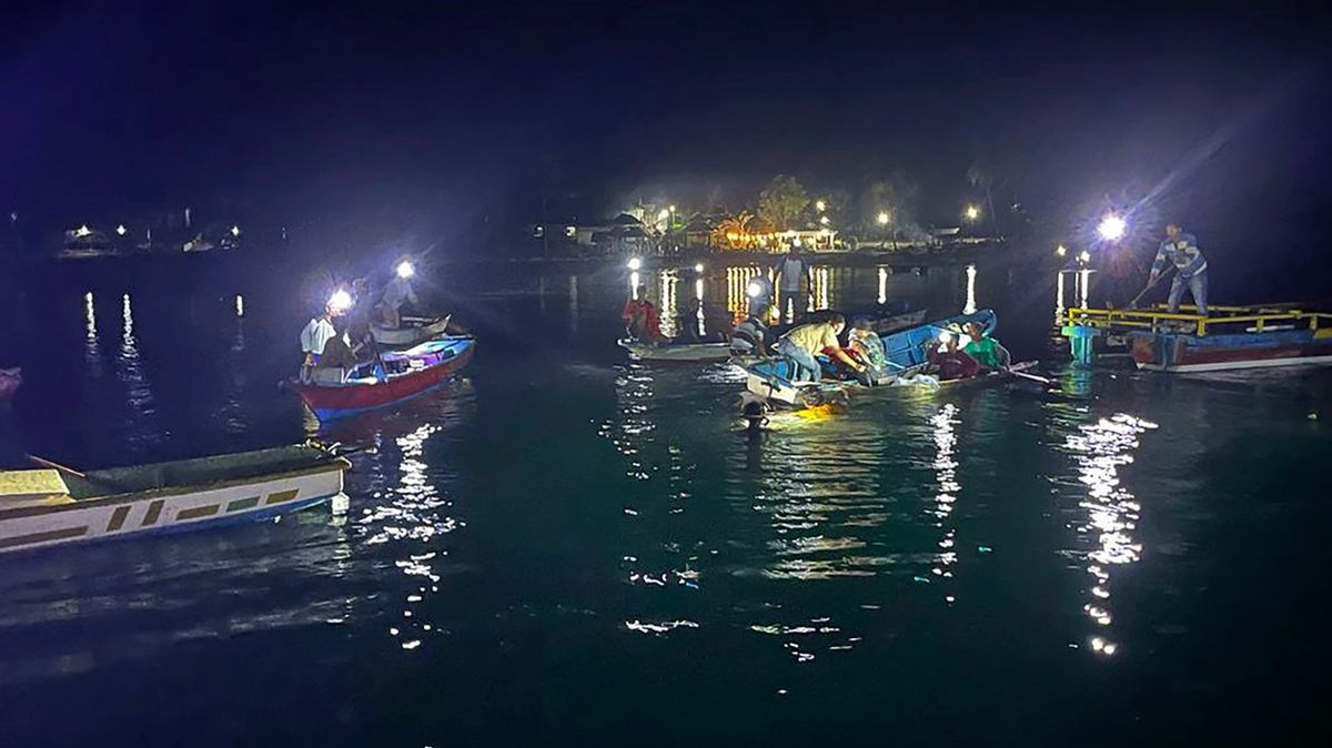 Nejméně 15 lidí přišlo o život po potopení trajektu u ostrova Sulawesi