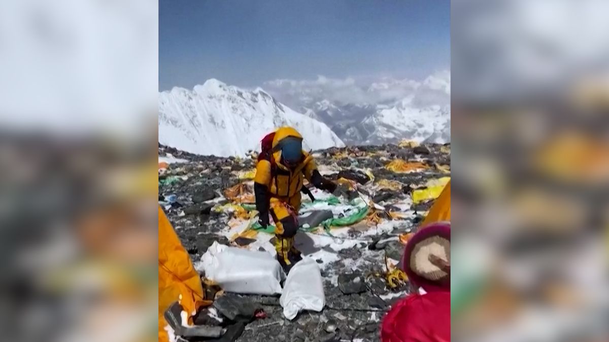 Smutná podívaná. Z Mount Everestu je nejvýše položený smeťák světa
