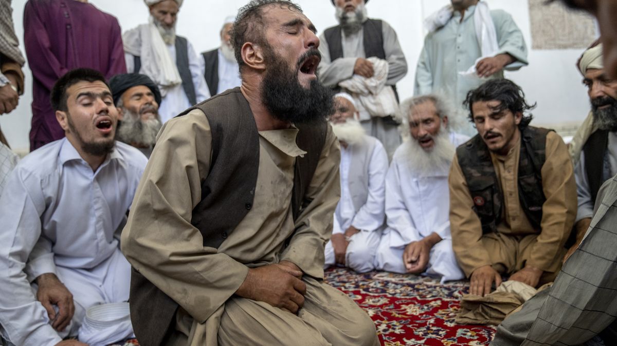 Z Afghánistánu se opět stává krvavé kolbiště. Bombový útok na pohřbu má 15 mrtvých