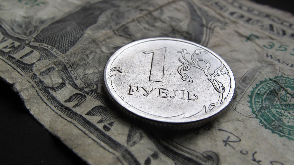 Rubl zůstává pod tlakem. Psychologická hranice byla znovu prolomena