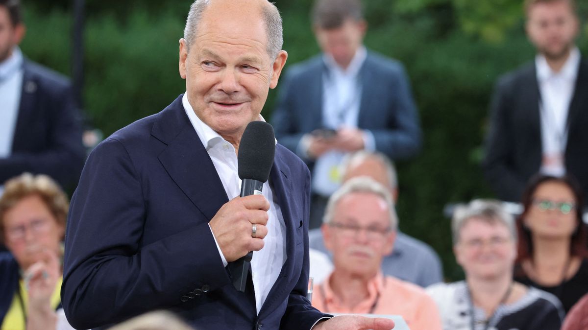 Scholz v debatě s vylosovanými zájemci zaháněl blbou náladu