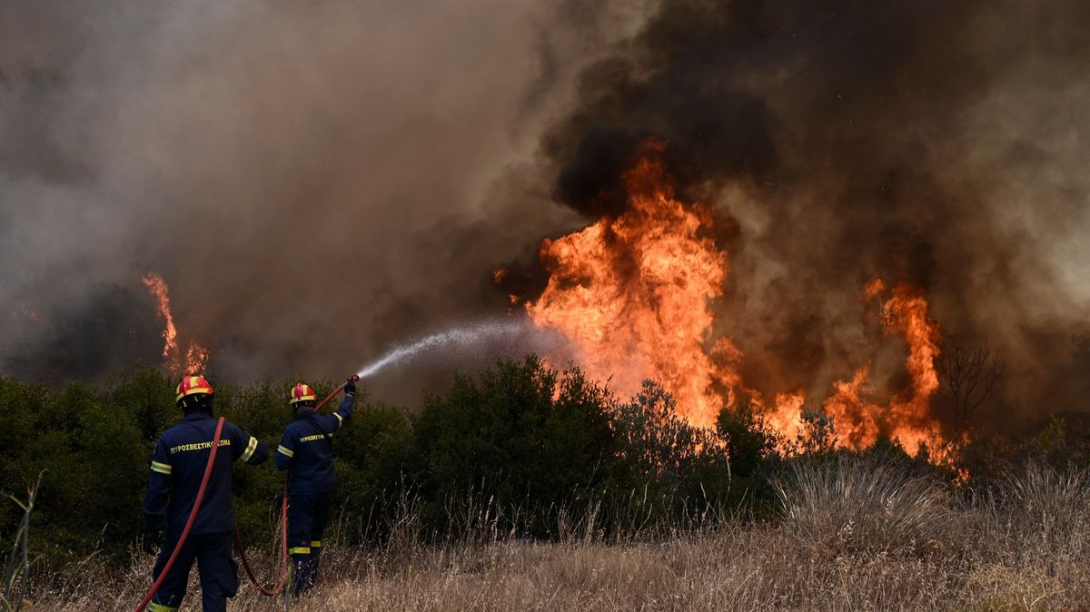 Řekové evakuují kvůli požáru obce u Atén, s plameny bojují hasiči i v Turecku
