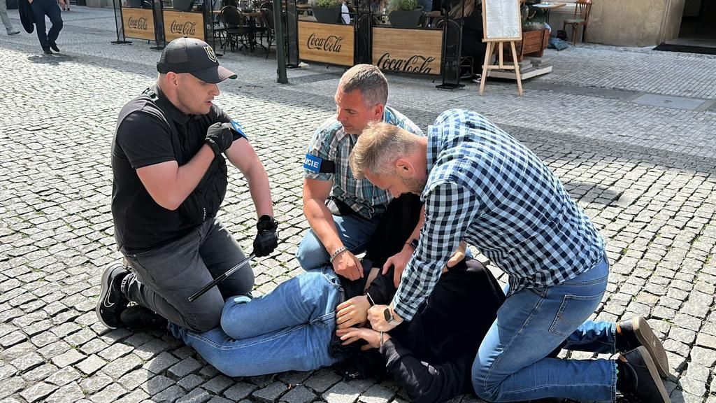 Manévry v Praze: Město obsadily tisíce fotbalových fanoušků z Anglie. Bujaře se připravují
