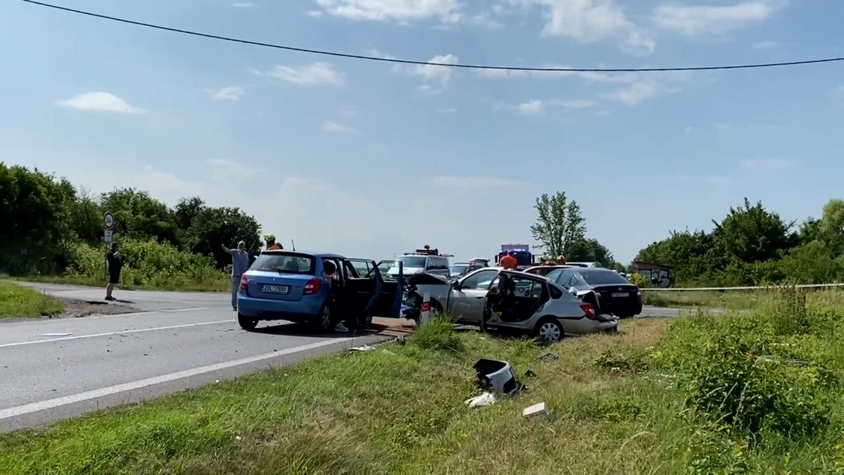 Hromadná nehoda autobusu a tří aut u Prahy, zasahoval vrtulník