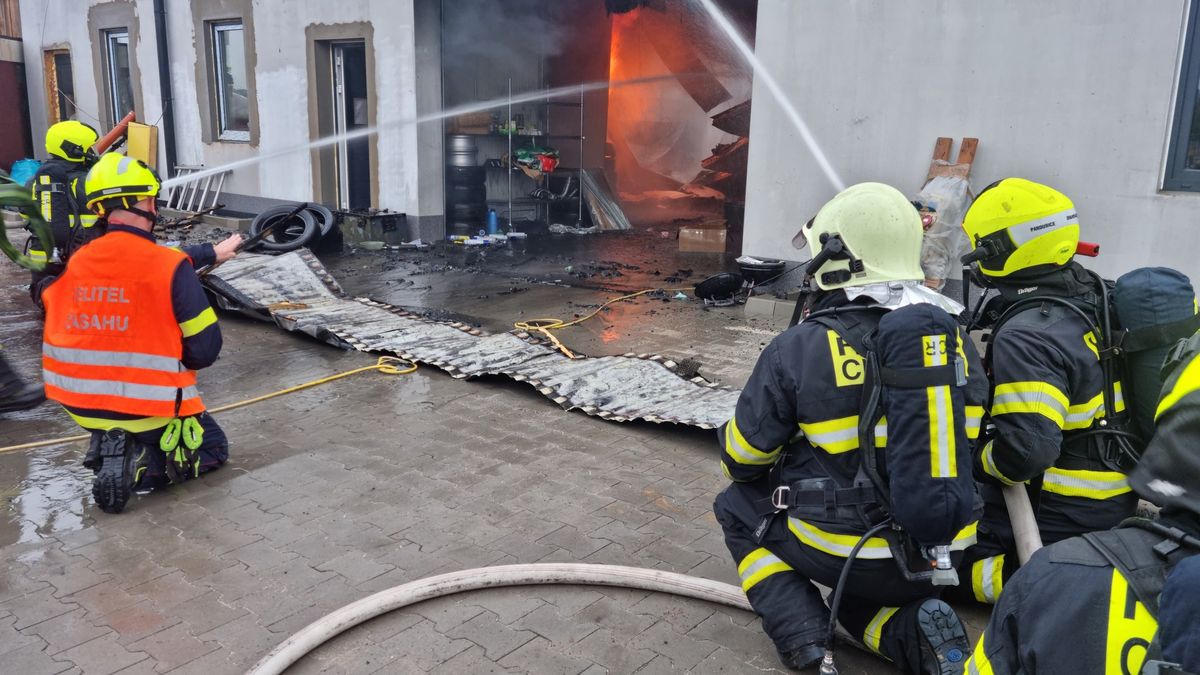 Na Pardubicku hoří pneuservis, lidé v přilehlé obci by neměli vycházet