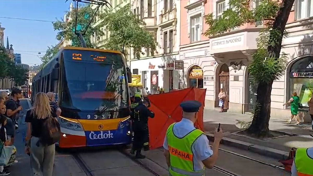 Ženu v Praze srazila tramvaj