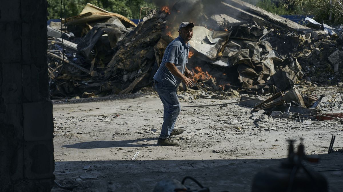 Ruské rakety zasáhly město Černihiv na severu Ukrajiny, útok si vyžádal pět životů