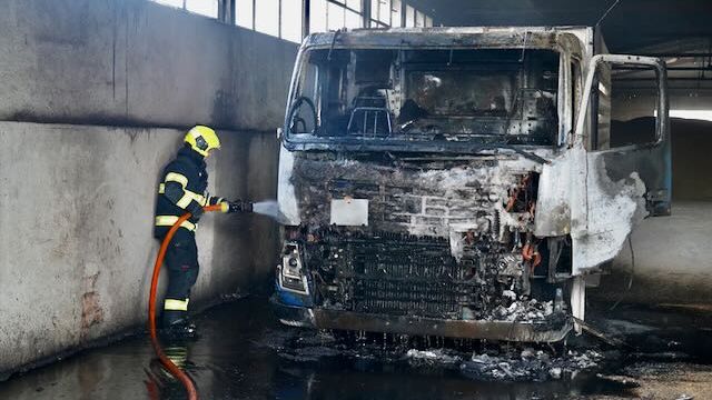 Ve Šternberku hořel náklaďák v průmyslové hale