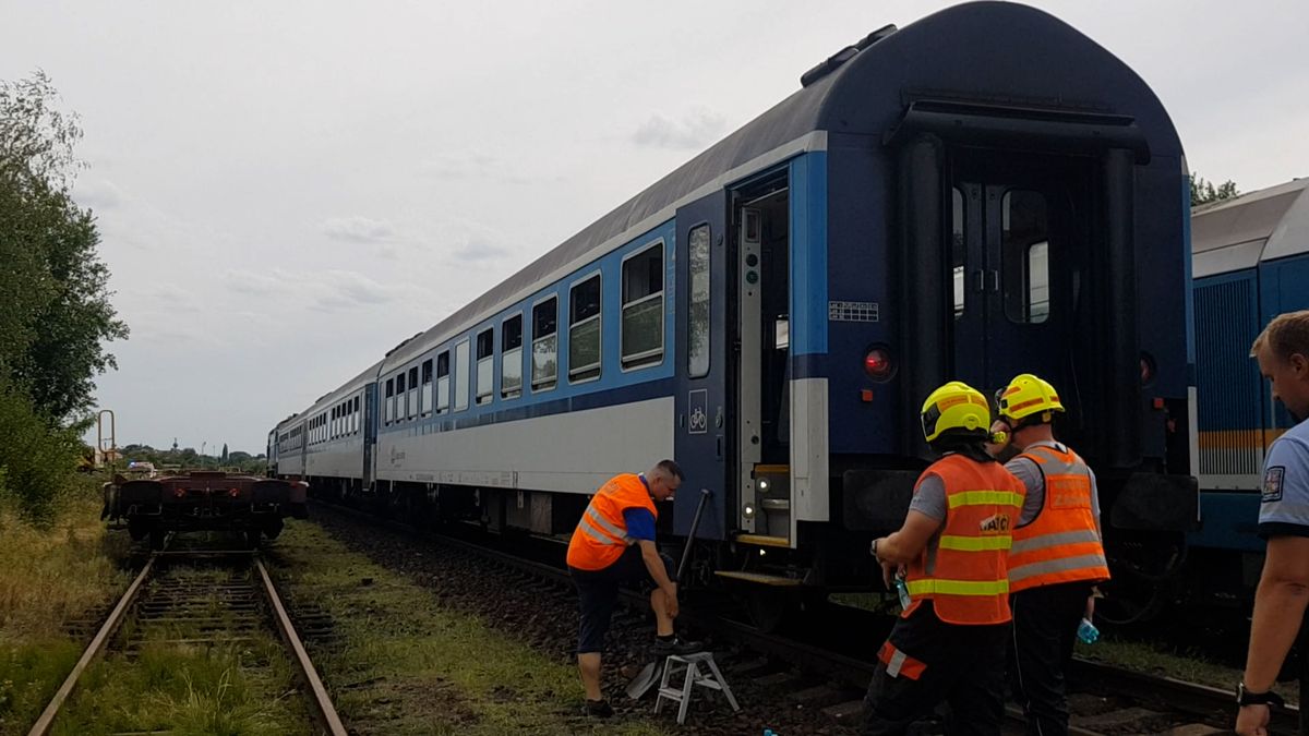 U Mariánských Lázní srazil vlak člověka, doprava je zastavena