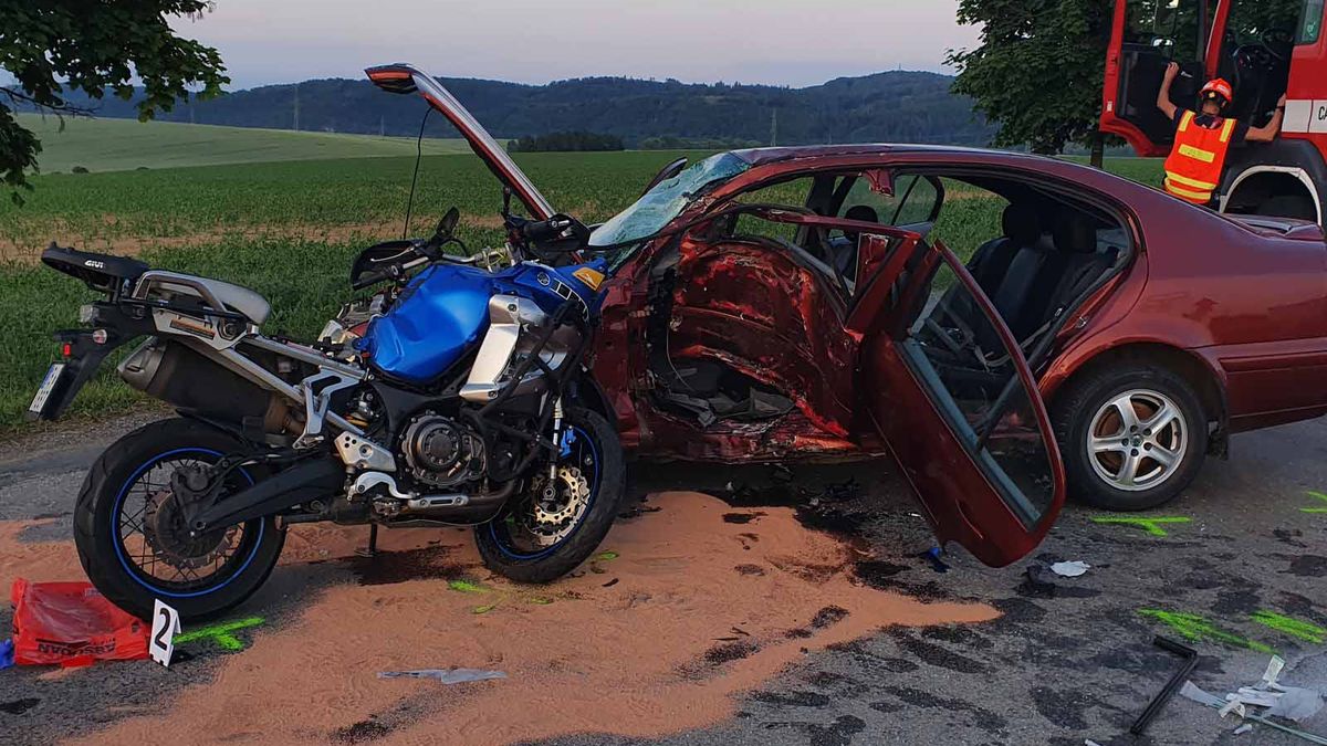 Srážka u Brna: Oživovaný motorkář zemřel při převozu do nemocnice, další lidé jsou zranění