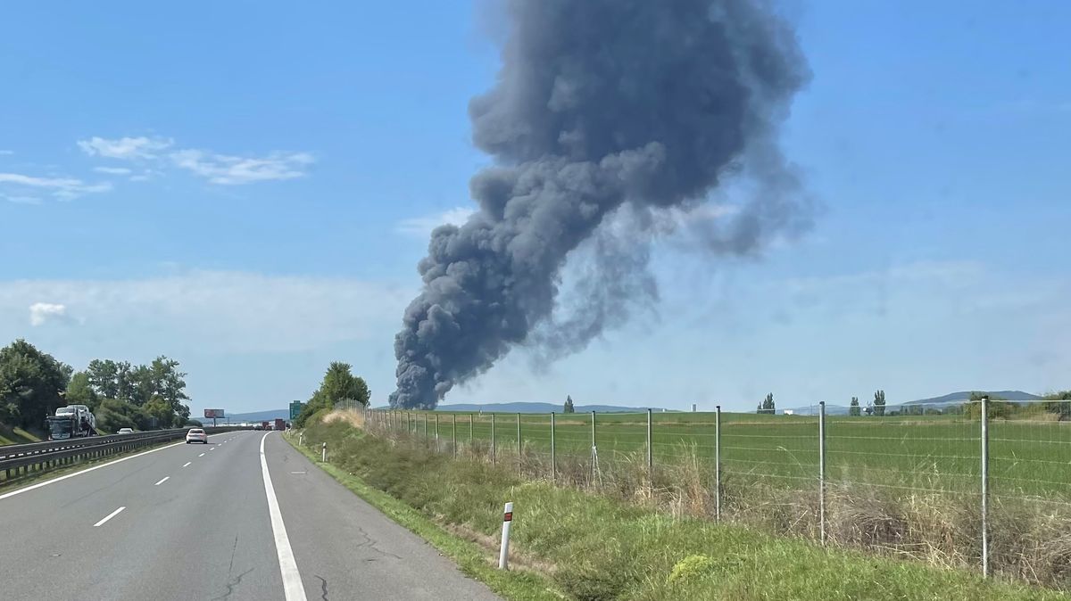 Na Berounsku hoří výrobní hala, z místa stoupá hustý kouř