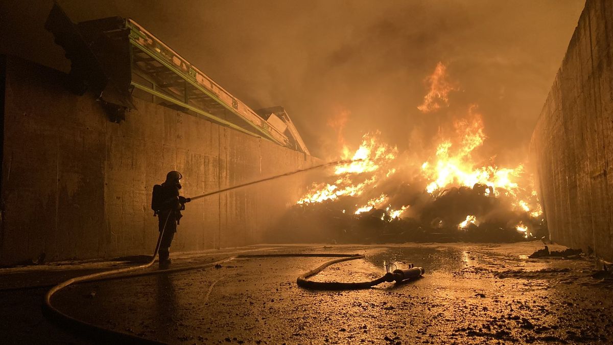 Na Budějovicku hoří skládka pneumatik