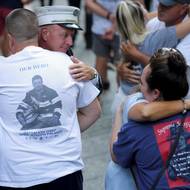 Někteří „nosí“ své příbuzné a známé, kteří při události zahynuli, na tričkách