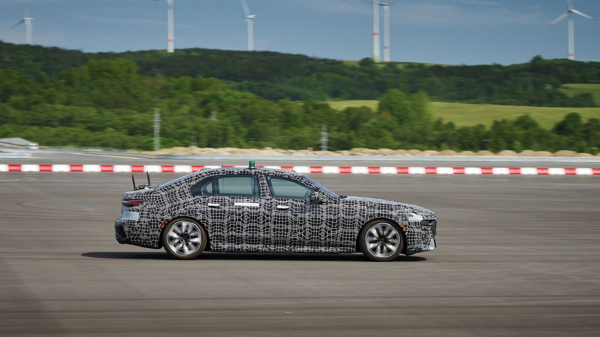Na testovací dráze BMW nedaleko Sokolova shořelo auto
