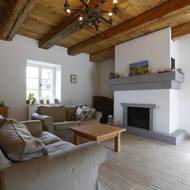 Obraz na krbové římse je připomínkou oblíbené Bretaně.