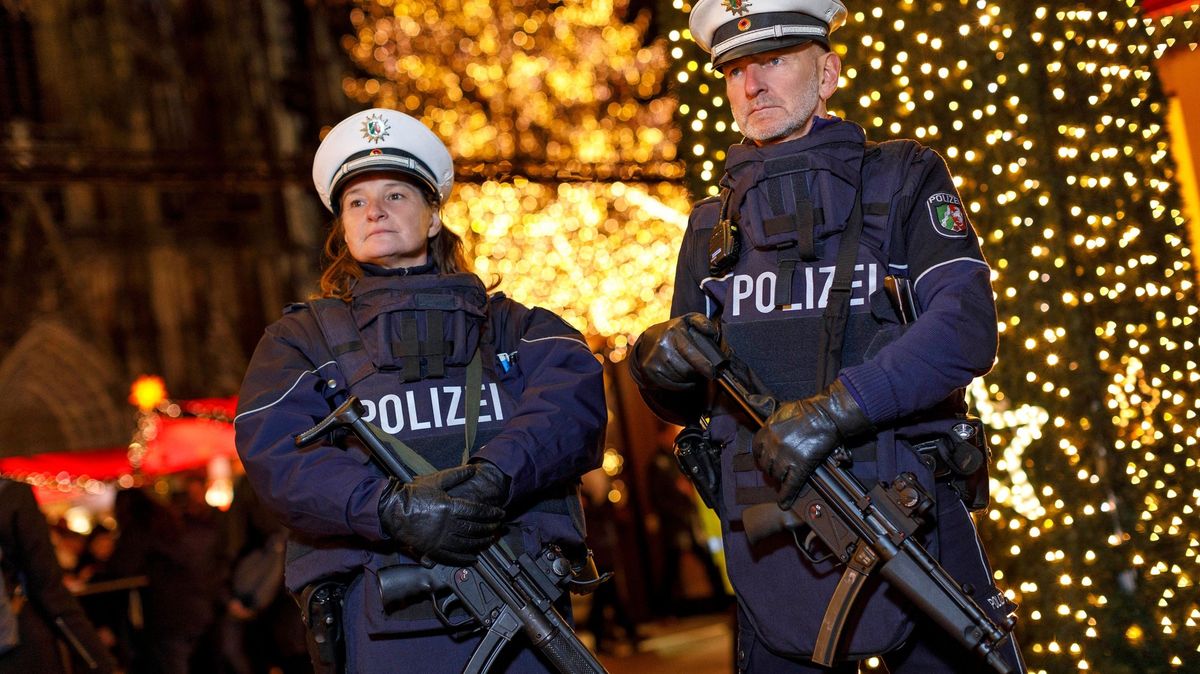 Němci střeží vánoční trhy, ale strach je nesvazuje