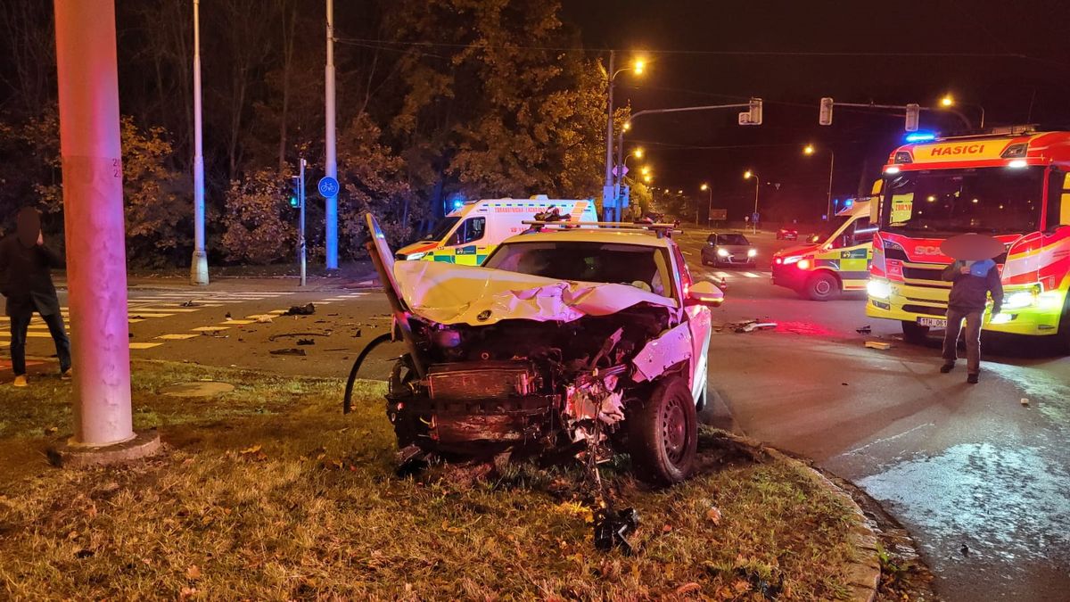 Řidič v Ostravě jel na červenou, při nehodě se zranilo pět lidí