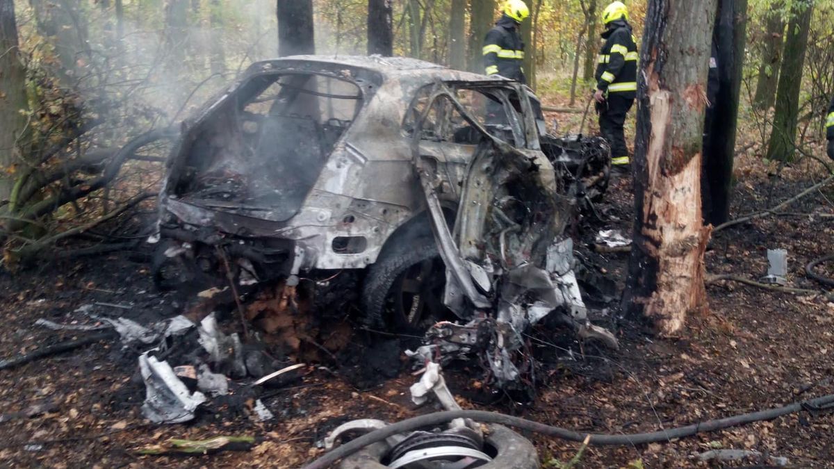 Auto na Hradecku začalo po nárazu do stromu hořet. Dva lidé v něm zemřeli