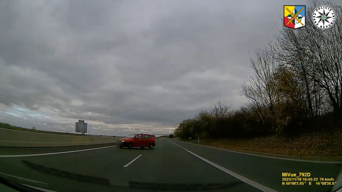 Seniorka si na dálnici D6 vzpomněla, že nemá dálniční známku. Auto otočila do protisměru