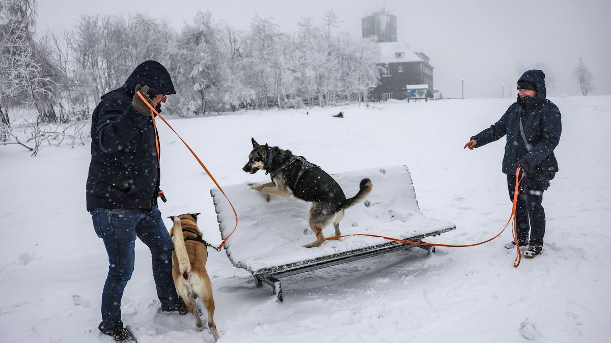 Německo očekává probuzení do sněhu a mrazu, obává se černého ledu