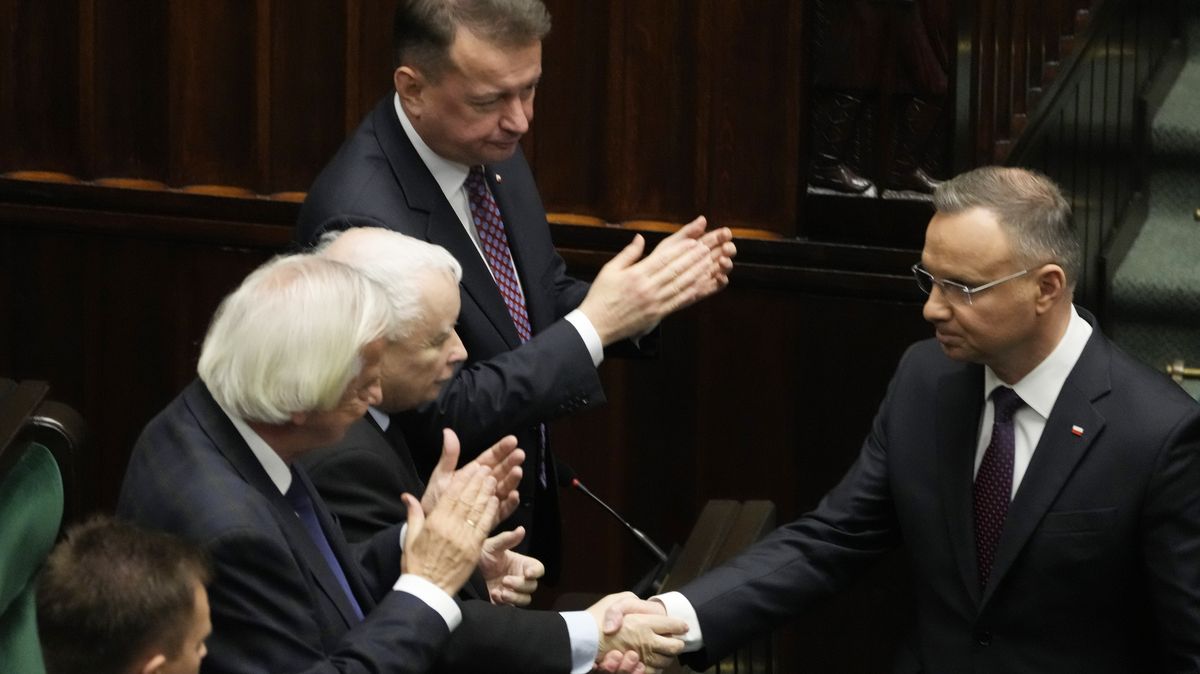 PiS nemá většinu v Sejmu, ale moci se drží zuby nehty