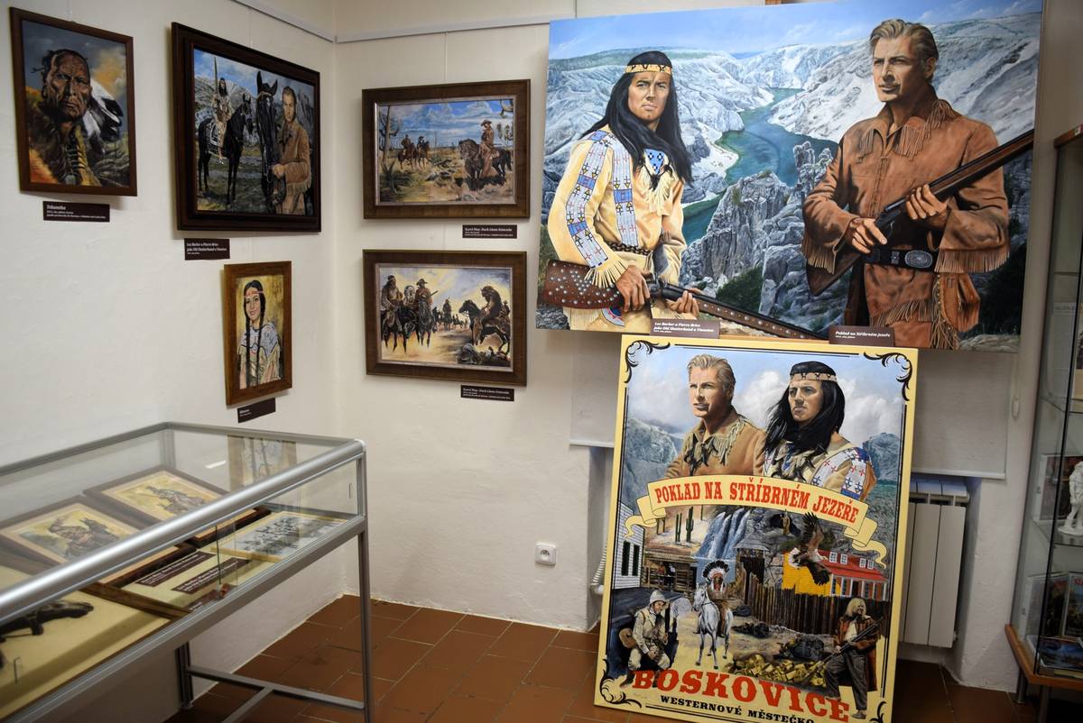 Ilustrátor Miroslav Pospíšil vystavuje ve Štramberku své obrazy indiánů.