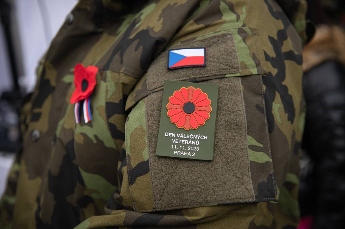 Foto: Černochová s Řehkou vzdali hold válečným veteránům