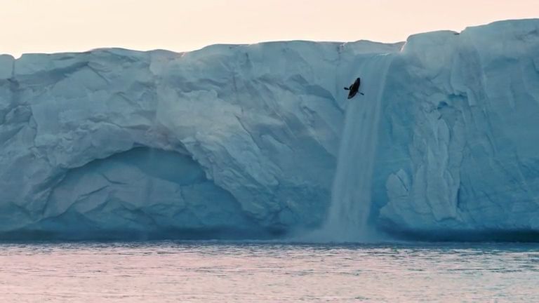 Kajakář seskočil z dvacetimetrového ledovcového vodopádu. Ze záběrů mrazí