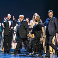 Na pódium si po premiéře herci, a především diváci vytleskali i brněnské tvůrce. Zleva v brýlích dirigent Dan Kalousek, který se zdraví s režisérem Stanislavem Mošou, za ním je kostýmní výtvarnice Andrea Kučerová doprovázená scénografem Christophem Weyersem.