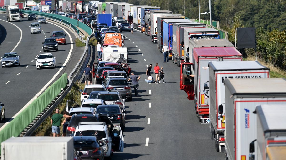 Kamion u českých hranic narazil do stojících aut, 16 zraněných