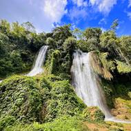 Nechybí ale ani pralesy a vodopády.