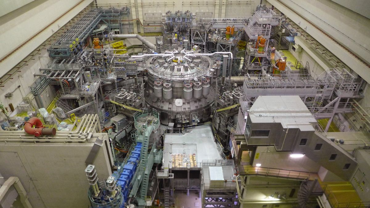 Japonsko spustilo provoz největšího současného pokusného fúzního reaktoru