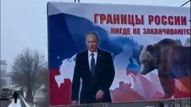 Ruské hranice nikde nekončí. Kreml postavil provokativní billboard u hranic s Estonskem