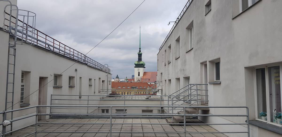 Terasy vytvářejí téměř intimní prostor mezi bloky, bohužel se však nesmějí z bezpečnostních důvodů používat.